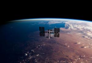 Течът от скачената с МКС руска космическа капсула вероятно е причинен от микрометеорит