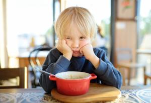 Детето се муси на храната и повтаря: това не го ям 