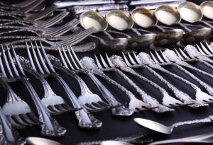 Виц: Сервизът със сребърни прибори