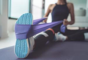 Топ 15 упражнения за корем с ластици (мини) в домашни условия