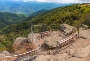 Бекови скали: Панорамната площадка над Равногор — естествен “балкон” към Родопите
