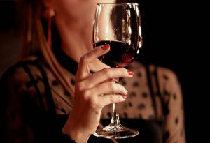 Виц: Как се чистят петна от червено вино и черен хайвер?