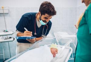 Виц: Мутра в родилното