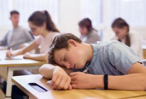 В стаята гръмко тиктакаше слънчевият часовник: Култови ученически бисери от матури