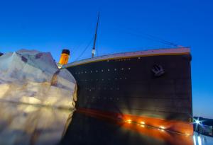 Айсберг в музей на „Титаник“ рани трима души