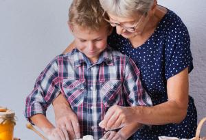 Виц: Баба към внучето