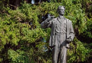 Никола Вапцаров: С живота под вежди се гледаме строго и боря се с него доколкото мога