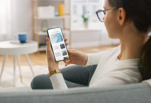 Дори един час на ден в социалните медии на смартфон може да причини напрежение в очите