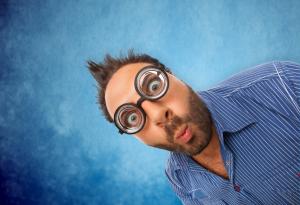 Виц: Ходи бавно - бавно, стъпва тежко - тежко. Що е то?