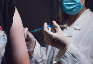 Италианец се опита да се ваксинира срещу COVID-19 с фалшива гумена ръка