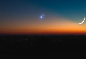 Тази седмица Венера и Юпитер ще изглеждат така, сякаш са на път да се „сблъскат“