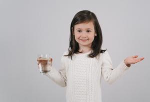 Ето защо малките деца искат вода, когато лягат да спят