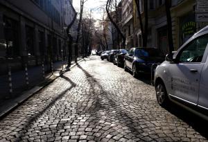 Виц: Защо шофьорите у нас карат с висока скорост по малките квартални улици?