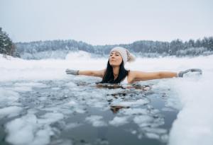 Плуването в студена вода може да намали симптомите на менопаузата