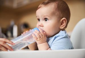 Ежедневната консумация на изворна вода действа благоприятно върху хидратацията и здравето на бебетата и малчуганите