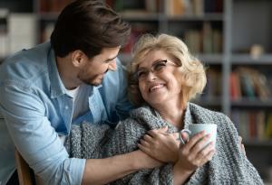 Виц: Влюбен съм в нея, бабче, ама не ме харесва