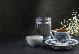 Защо еспресото се поднася с чаша вода