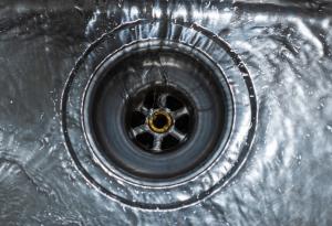 Скритите неща, които се крият в канализацията на мивката, могат да бъдат опасни, дори смъртоносни