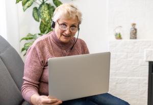 Виц: Бабо, какво правиш на компютъра?