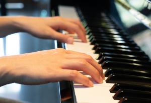 Виц: Какъв талант, какви пръсти!