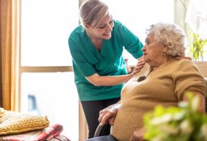 Виц: Баба чака пред кабинета на кардиолога