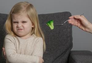 Детето блъска и плюе храната. Какво да правите?