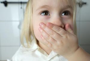 Детето е глътнало монета, батерия, топче...