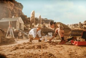 Учени откриха древни изображения на странни фигури върху скали в Танзания