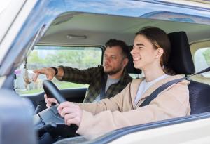 Виц: Баща и син са в колата, зад волана е синът