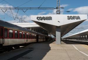 Виц: Днес влакът подрани!