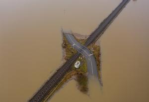 Горещи вълни, наводнения и суша заплашват четири от пет града по света