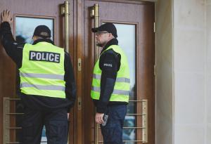 Виц: Полицай на вратата