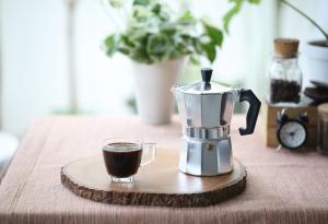 Виц: Сипи си кафето от каничката сам!