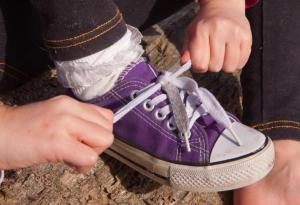 Как да научите децата да си връзват обувките