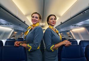 Защо стюардесите крият ръцете си, когато ни посрещат в самолета