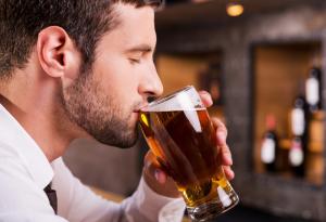 Виц: Само българин може така да пийне за здраве