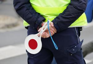 Виц: Катаджия спира блондинка без работещ мигач