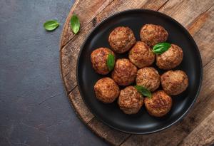 Виц: Скъпа, прекаляваш вече с тези кюфтета!