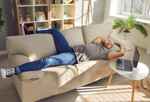 Следобедната дрямка може да крие риск: изследване свързва дневния сън с повишен риск от преждевременна смърт