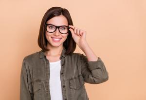 Хора, носете слухови апаратчета и очила за четене, това ви поддържа млади!