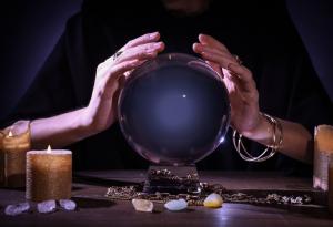 Виц: Милионер на 65, влюбен в 25-годишна, разпитва гадателка