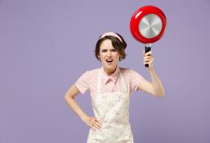 Виц: Ако жена държи тиган...