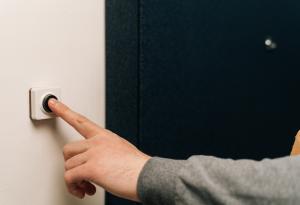 Виц: Пиян мъж звъни на вратата си. Жена му пита