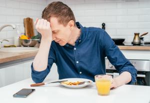 Виц: Скъпа, тая манджа не е ли развалена?