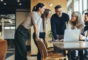 Виц: Колеги, а сега всеки да каже нещо позитивно от днешния ден