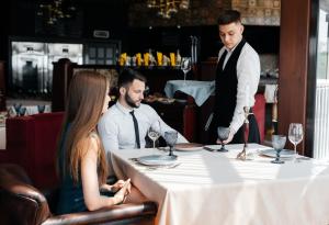 Виц: Защо трябва да платя преди обяда?