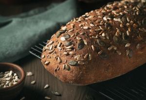 Виц: Ленче ма, какъв е тоя хляб дето си взела? 