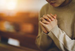 Виц: Порноактриса се изповядва