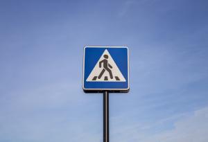 Виц: Не можете да паркирате на пешеходната пътека! 