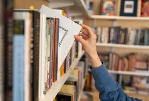 Виц: Препоръчайте ми книга за болен